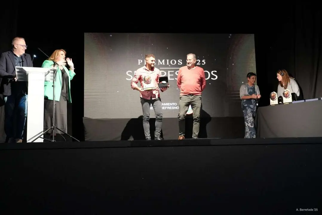 Participantes y premiados en la gala de la lucha leonesa celebrada en el auditorio Caf&eacute; Quijano. Antonio Barre&ntilde;ada.