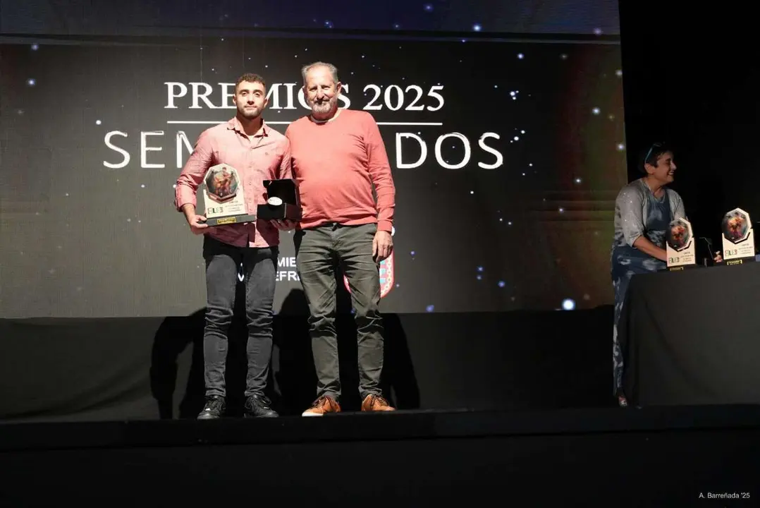 Participantes y premiados en la gala de la lucha leonesa celebrada en el auditorio Caf&eacute; Quijano. Antonio Barre&ntilde;ada.