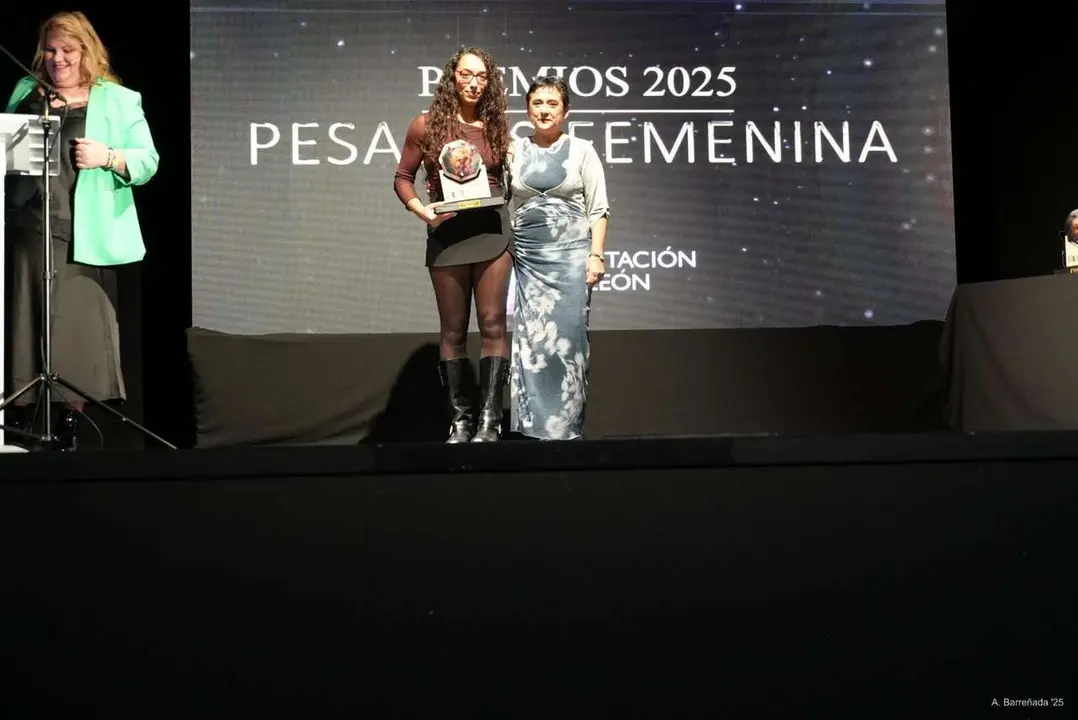 Participantes y premiados en la gala de la lucha leonesa celebrada en el auditorio Caf&eacute; Quijano. Antonio Barre&ntilde;ada.