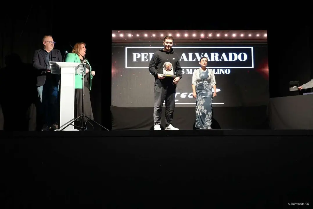 Participantes y premiados en la gala de la lucha leonesa celebrada en el auditorio Caf&eacute; Quijano. Antonio Barre&ntilde;ada.