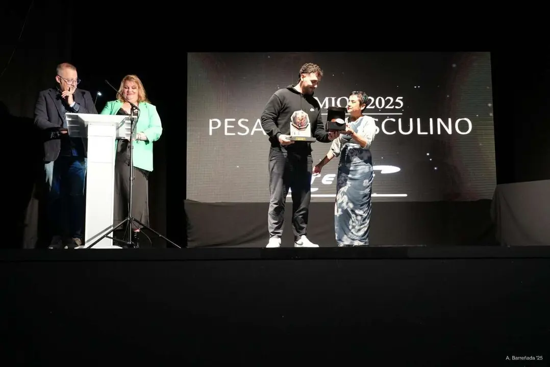 Participantes y premiados en la gala de la lucha leonesa celebrada en el auditorio Caf&eacute; Quijano. Antonio Barre&ntilde;ada.