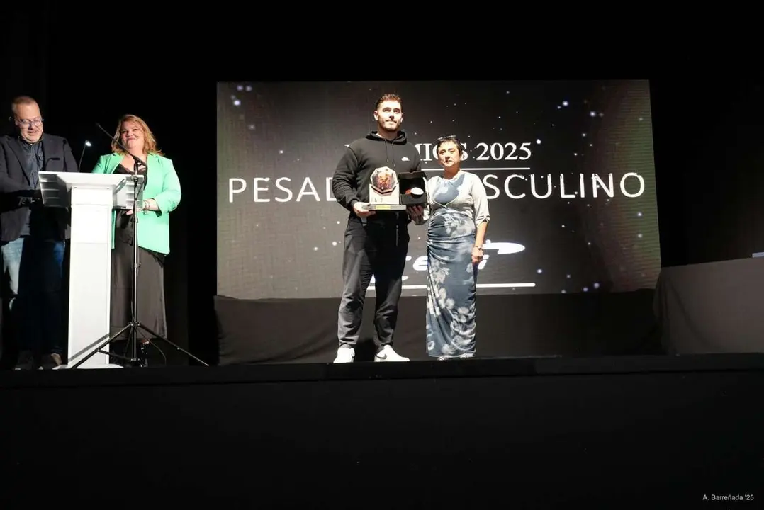 Participantes y premiados en la gala de la lucha leonesa celebrada en el auditorio Caf&eacute; Quijano. Antonio Barre&ntilde;ada.