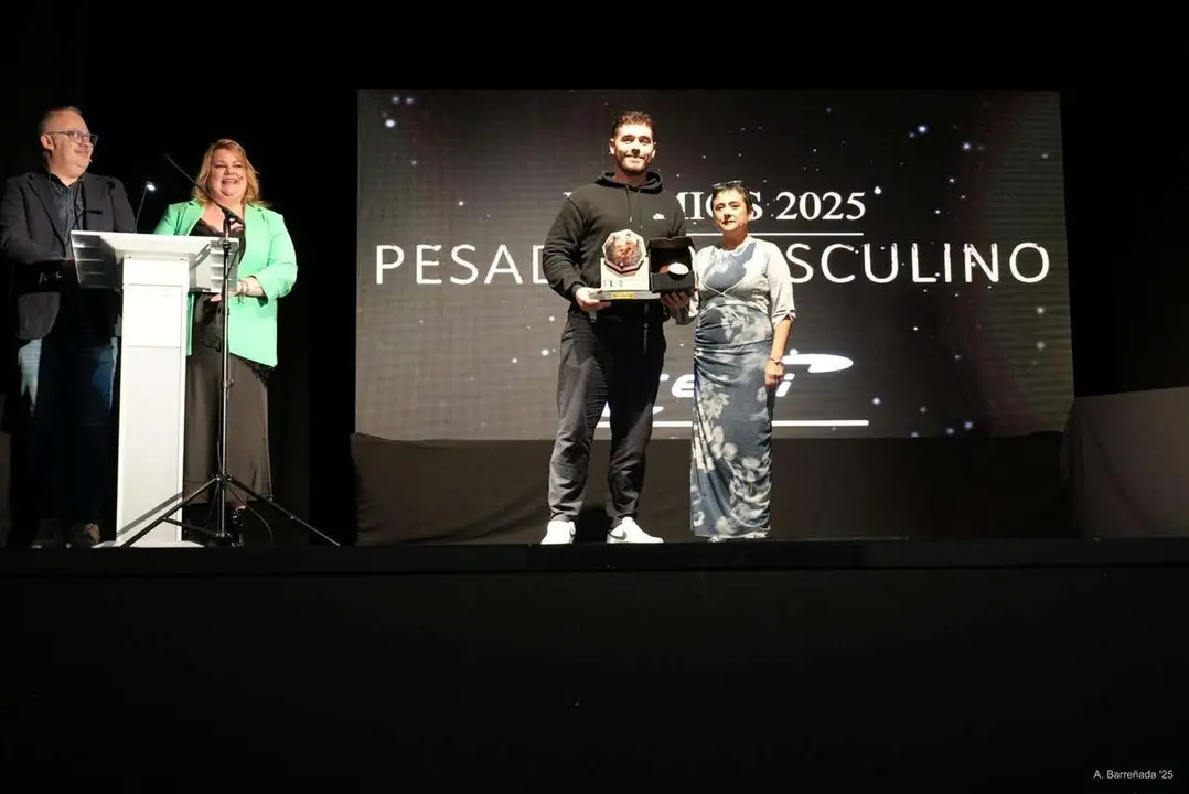 Participantes y premiados en la gala de la lucha leonesa celebrada en el auditorio Caf&eacute; Quijano. Antonio Barre&ntilde;ada.
