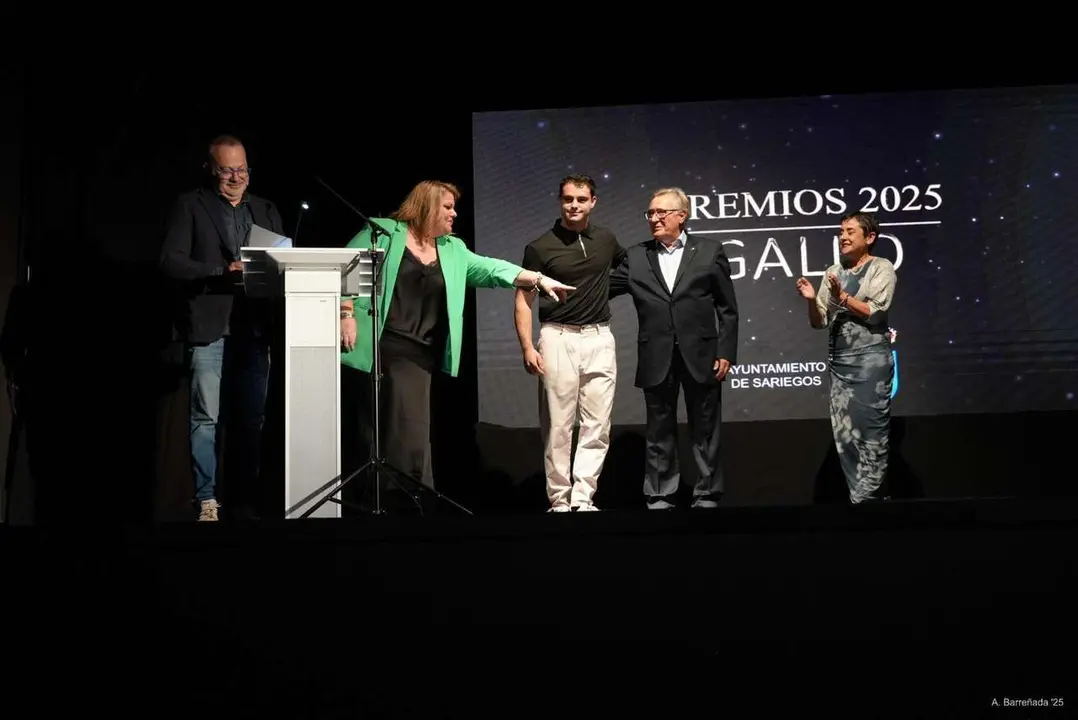 Participantes y premiados en la gala de la lucha leonesa celebrada en el auditorio Caf&eacute; Quijano. Antonio Barre&ntilde;ada.