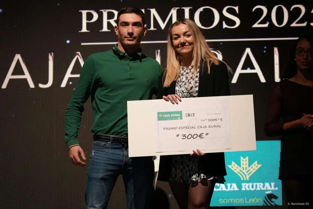 Participantes y premiados en la gala de la lucha leonesa celebrada en el auditorio Caf&eacute; Quijano. Antonio Barre&ntilde;ada.