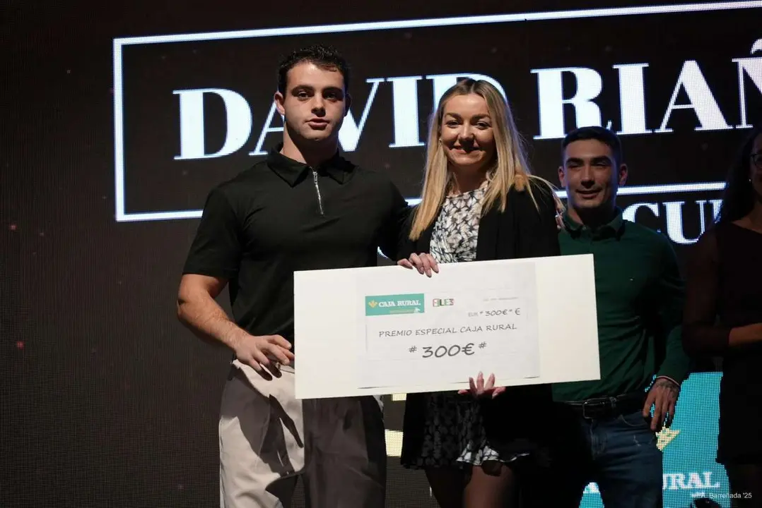 Participantes y premiados en la gala de la lucha leonesa celebrada en el auditorio Caf&eacute; Quijano. Antonio Barre&ntilde;ada.