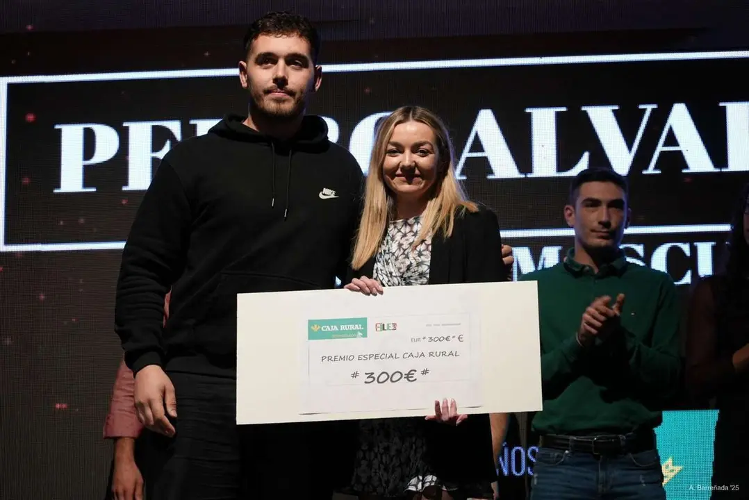 Participantes y premiados en la gala de la lucha leonesa celebrada en el auditorio Caf&eacute; Quijano. Antonio Barre&ntilde;ada.