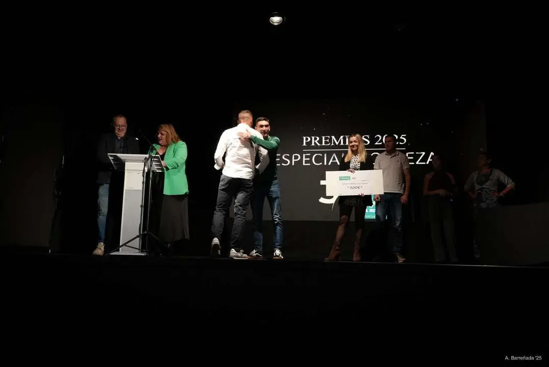 Participantes y premiados en la gala de la lucha leonesa celebrada en el auditorio Caf&eacute; Quijano. Antonio Barre&ntilde;ada.