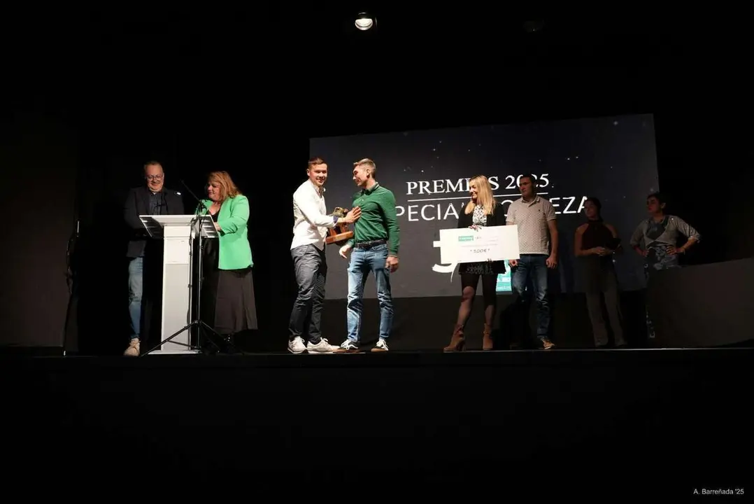 Participantes y premiados en la gala de la lucha leonesa celebrada en el auditorio Caf&eacute; Quijano. Antonio Barre&ntilde;ada.Participantes y premiados en la gala de la lucha leonesa celebrada en el auditorio Caf&eacute; Quijano. Antonio Barre&ntilde;ada.
