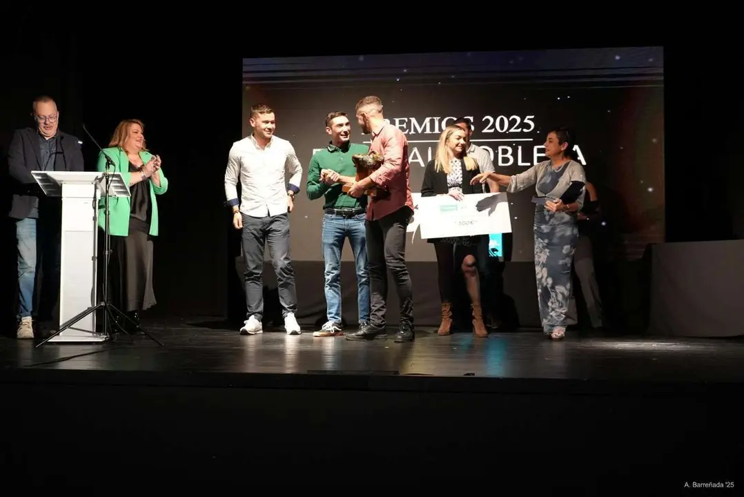 Participantes y premiados en la gala de la lucha leonesa celebrada en el auditorio Caf&eacute; Quijano. Antonio Barre&ntilde;ada.