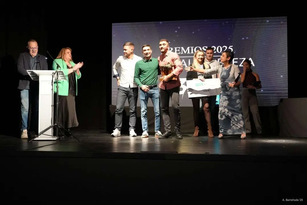 Participantes y premiados en la gala de la lucha leonesa celebrada en el auditorio Caf&eacute; Quijano. Antonio Barre&ntilde;ada.