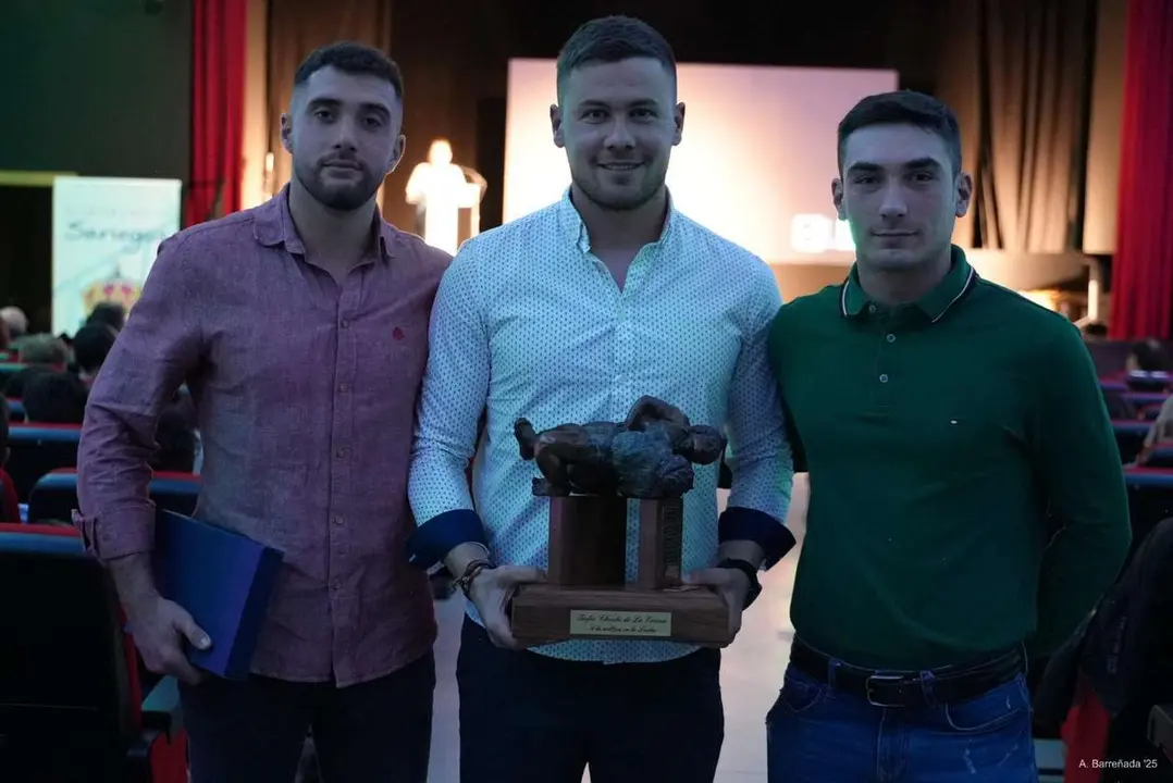 Participantes y premiados en la gala de la lucha leonesa celebrada en el auditorio Caf&eacute; Quijano. Antonio Barre&ntilde;ada.