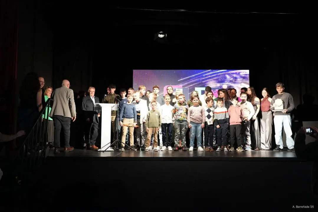 Participantes y premiados en la gala de la lucha leonesa celebrada en el auditorio Caf&eacute; Quijano. Antonio Barre&ntilde;ada.