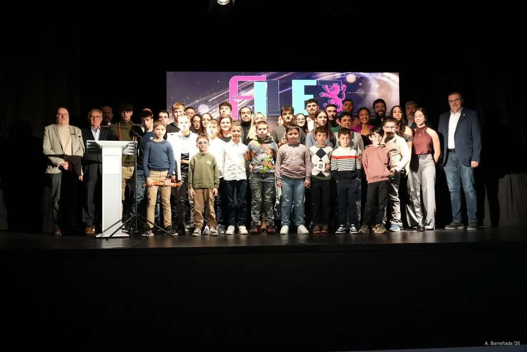 Participantes y premiados en la gala de la lucha leonesa celebrada en el auditorio Caf&eacute; Quijano. Antonio Barre&ntilde;ada.