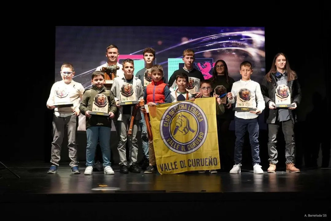 Participantes y premiados en la gala de la lucha leonesa celebrada en el auditorio Caf&eacute; Quijano. Antonio Barre&ntilde;ada.