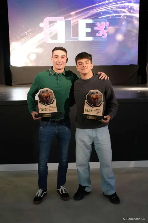 Participantes y premiados en la gala de la lucha leonesa celebrada en el auditorio Caf&eacute; Quijano. Antonio Barre&ntilde;ada.