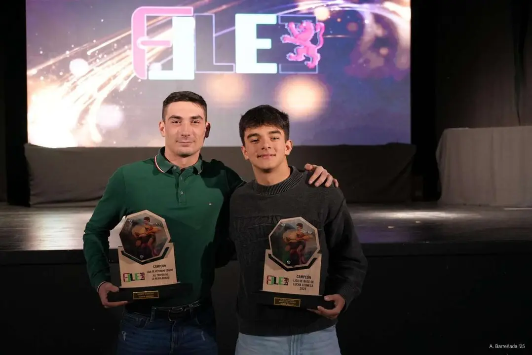 Participantes y premiados en la gala de la lucha leonesa celebrada en el auditorio Caf&eacute; Quijano. Antonio Barre&ntilde;ada.