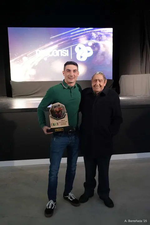Participantes y premiados en la gala de la lucha leonesa celebrada en el auditorio Caf&eacute; Quijano. Antonio Barre&ntilde;ada.