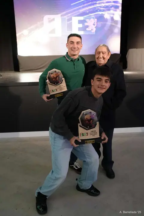 Participantes y premiados en la gala de la lucha leonesa celebrada en el auditorio Caf&eacute; Quijano. Antonio Barre&ntilde;ada.