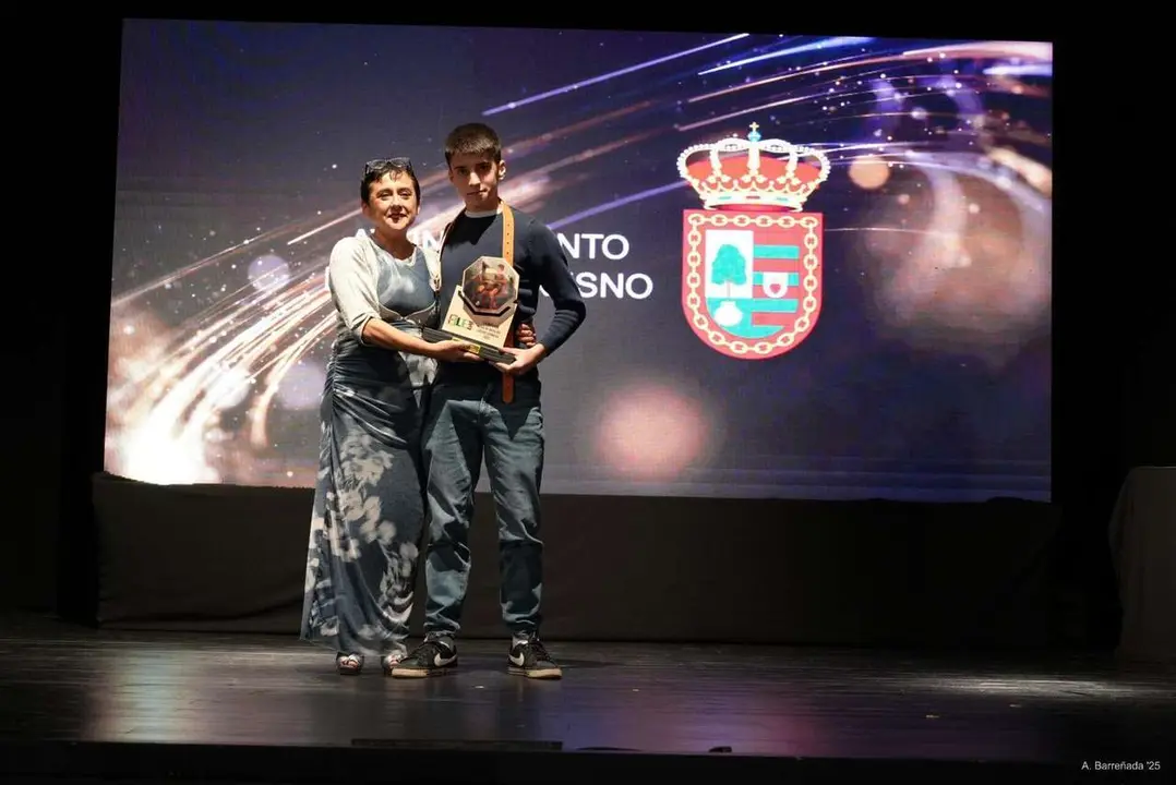 Participantes y premiados en la gala de la lucha leonesa celebrada en el auditorio Caf&eacute; Quijano. Antonio Barre&ntilde;ada.