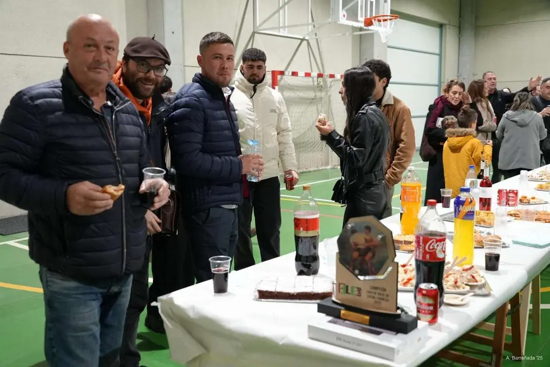 Participantes y premiados en la gala de la lucha leonesa celebrada en el auditorio Caf&eacute; Quijano. Antonio Barre&ntilde;ada.