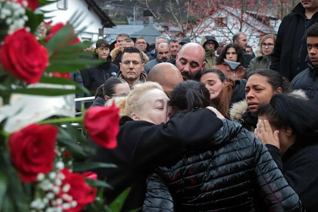 Salida del funeral por el minero fallecido en el accidente de Cangas del Narcea. Peio Garc&iacute;a (ICAL)