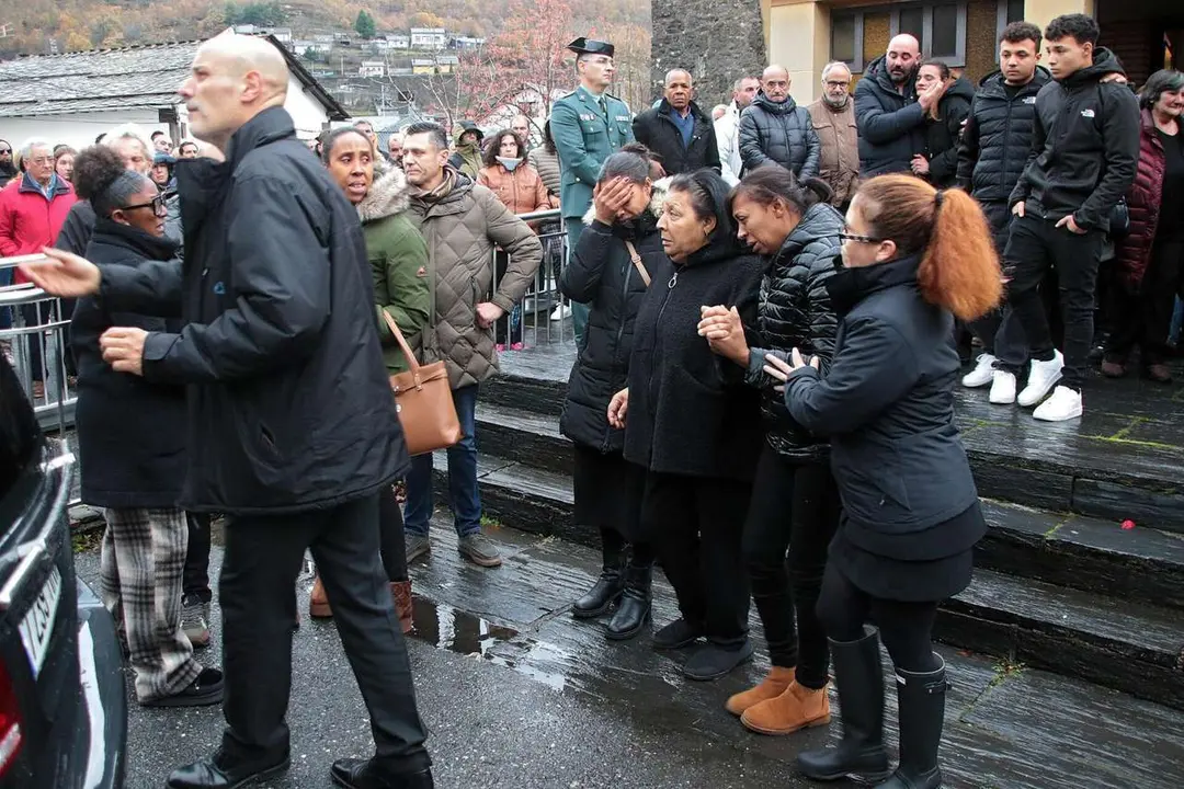 Salida del funeral por el minero fallecido en el accidente de Cangas del Narcea. Peio Garc&iacute;a (ICAL)