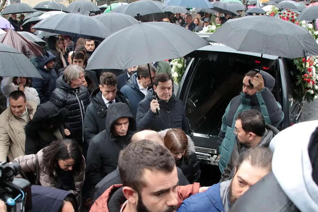 Salida del funeral por Anilson Soares, fallecido en el accidente de Cangas del Narcea. Peio Garc&iacute;a (ICAL)
