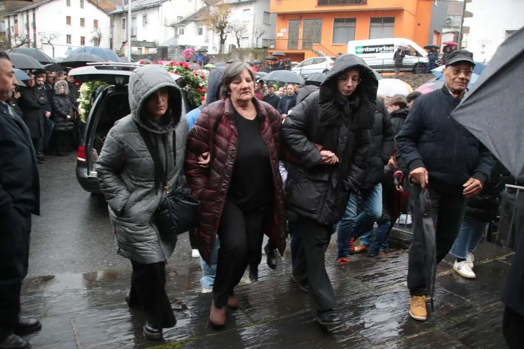 Salida del funeral por Anilson Soares, fallecido en el accidente de Cangas del Narcea. Peio Garc&iacute;a (ICAL)