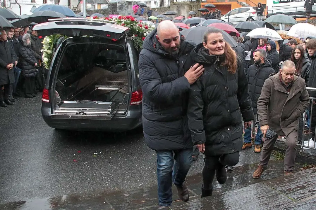Salida del funeral por Anilson Soares, fallecido en el accidente de Cangas del Narcea. Peio Garc&iacute;a (ICAL)
