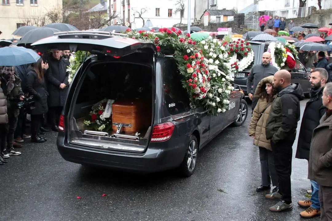 Salida del funeral por Anilson Soares, fallecido en el accidente de Cangas del Narcea. Peio Garc&iacute;a (ICAL)