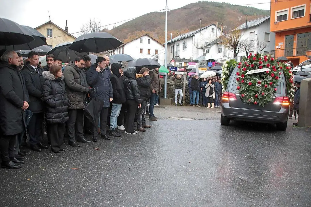 Salida del funeral por Anilson Soares, fallecido en el accidente de Cangas del Narcea. Peio Garc&iacute;a (ICAL)