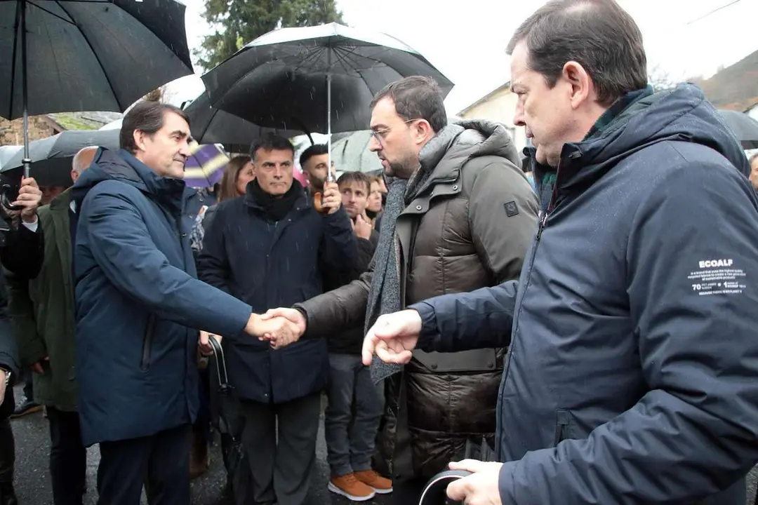 Salida del funeral por Anilson Soares, fallecido en el accidente de Cangas del Narcea. Peio Garc&iacute;a (ICAL)