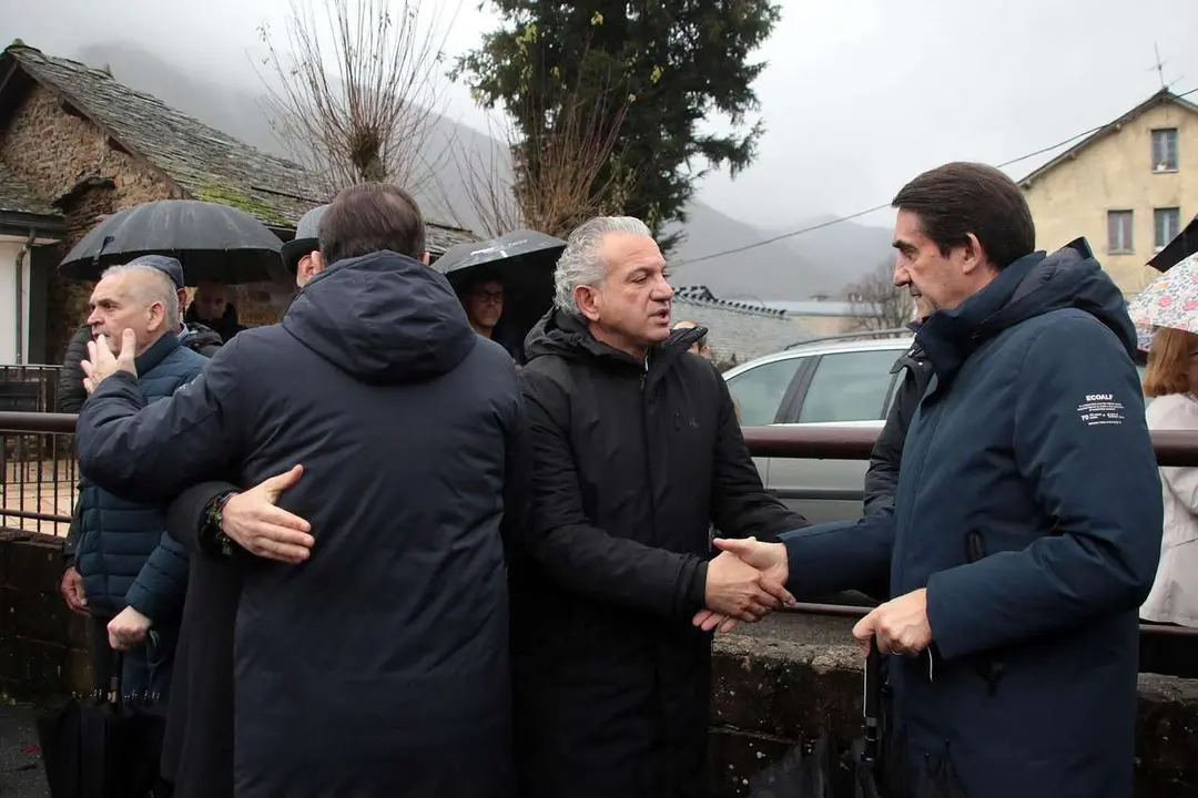 Salida del funeral por Anilson Soares, fallecido en el accidente de Cangas del Narcea. Peio Garc&iacute;a (ICAL)
