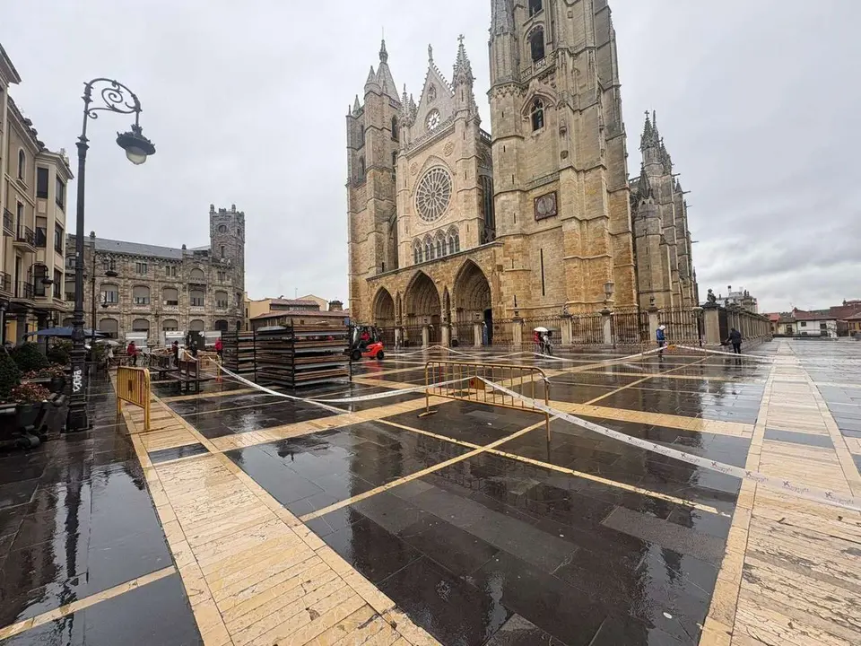 Tareas de montaje del mercadillo navide&ntilde;o en la plaza de la Catedral. Le&oacute;n 24 Horas.