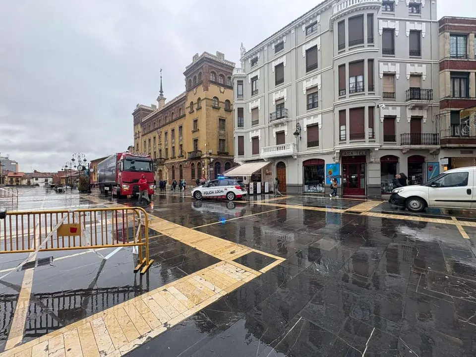 Tareas de montaje del mercadillo navide&ntilde;o en la plaza de la Catedral. Le&oacute;n 24 Horas.Tareas de montaje del mercadillo navide&ntilde;o en la plaza de la Catedral. Le&oacute;n 24 Horas.