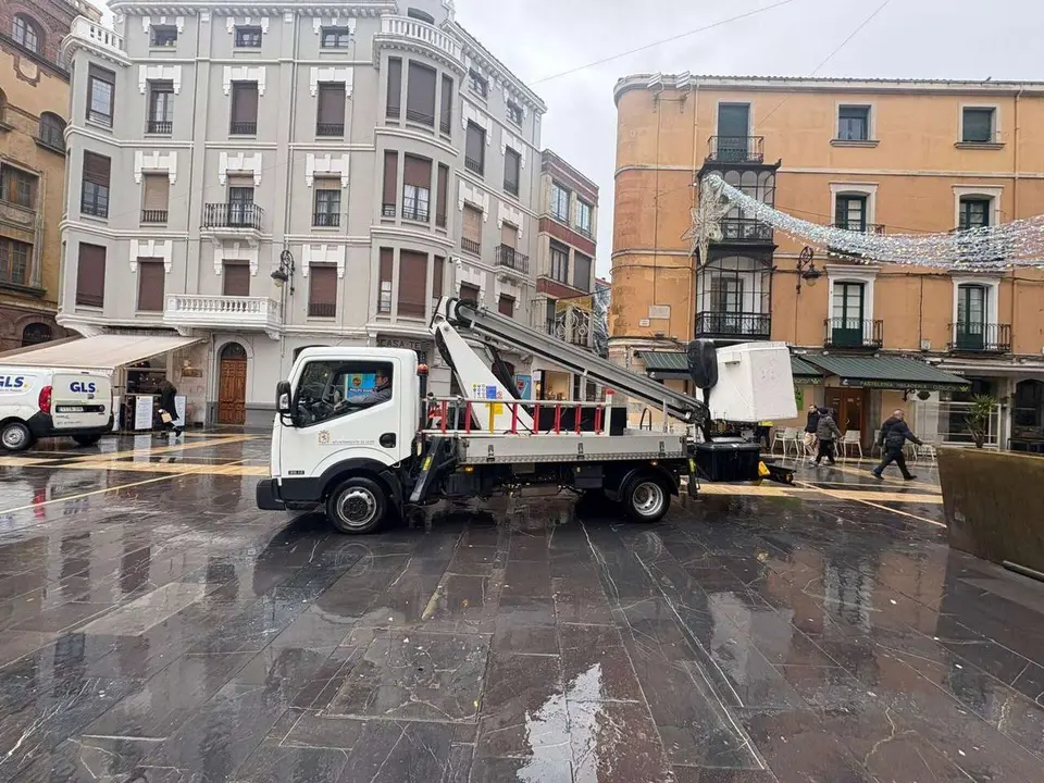 Tareas de montaje del mercadillo navide&ntilde;o en la plaza de la Catedral. Le&oacute;n 24 Horas.