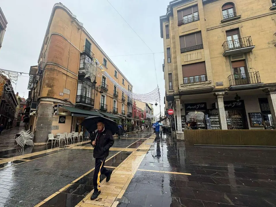 Tareas de montaje del mercadillo navide&ntilde;o en la plaza de la Catedral. Le&oacute;n 24 Horas.