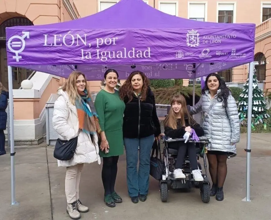 Uno de los 18 'puntos violeta' que se han colocado en la capital leonesa.