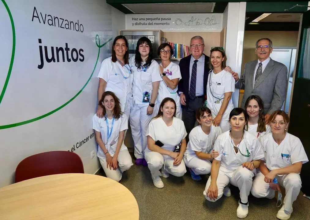 El gerente del Caule, el presidente de la AECC en Le&oacute;n y parte del personal de la planta, en la nueva sala de respiro del Hospital de Le&oacute;n.