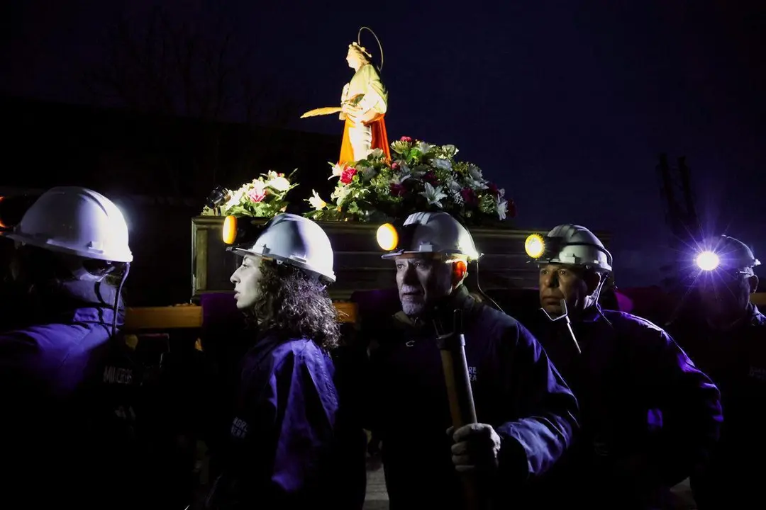 El colectivo Sangre Minera-Instituto de Estudios Monta&ntilde;a Central organiza una Procesi&oacute;n nocturna en honor a santa B&aacute;rbara en La Robla (Le&oacute;n) con salida de la Mina Escuela y llegada a la iglesia de la localidad. | ICAL