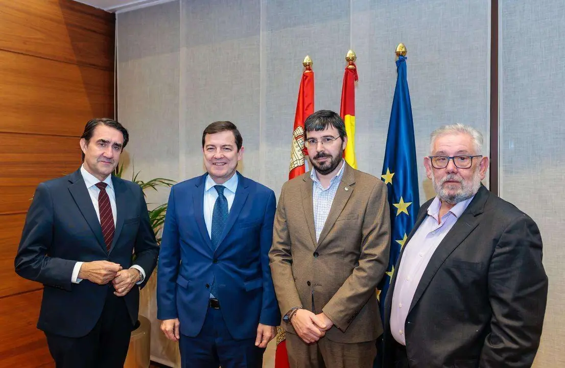 El presidente de la Junta y el consejero de Fomento, este jueves en Santovenia de la Valdoncina.