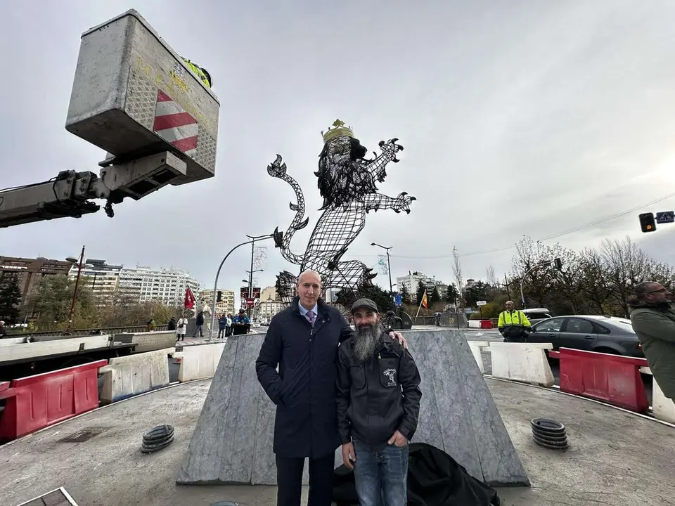 Escultura del artista Fernaobra del escultor Fernando Ortizndo Ortiz instalada en la glorieta del Puente de los Leones. Ical