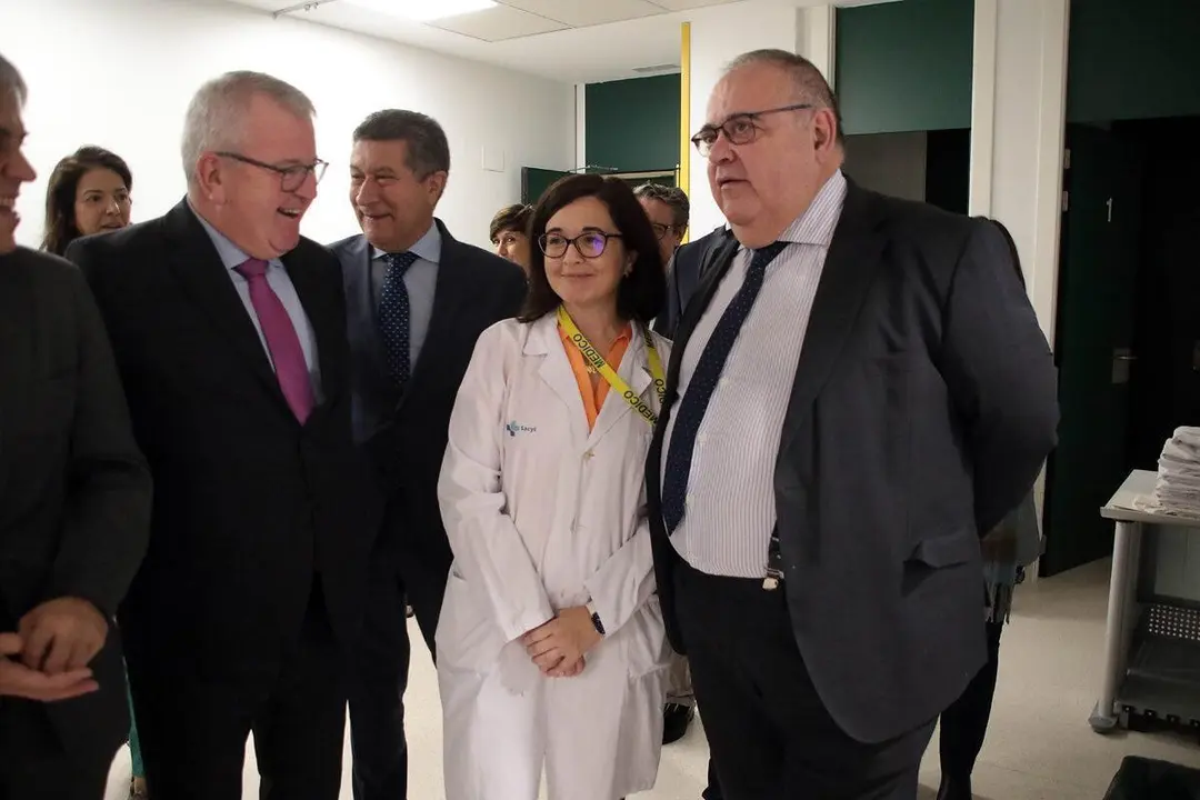 El consejero de Sanidad (d) visit&oacute; este viernes el nuevo equipamiento tecnol&oacute;gico del Hospital de Le&oacute;n. | ICAL