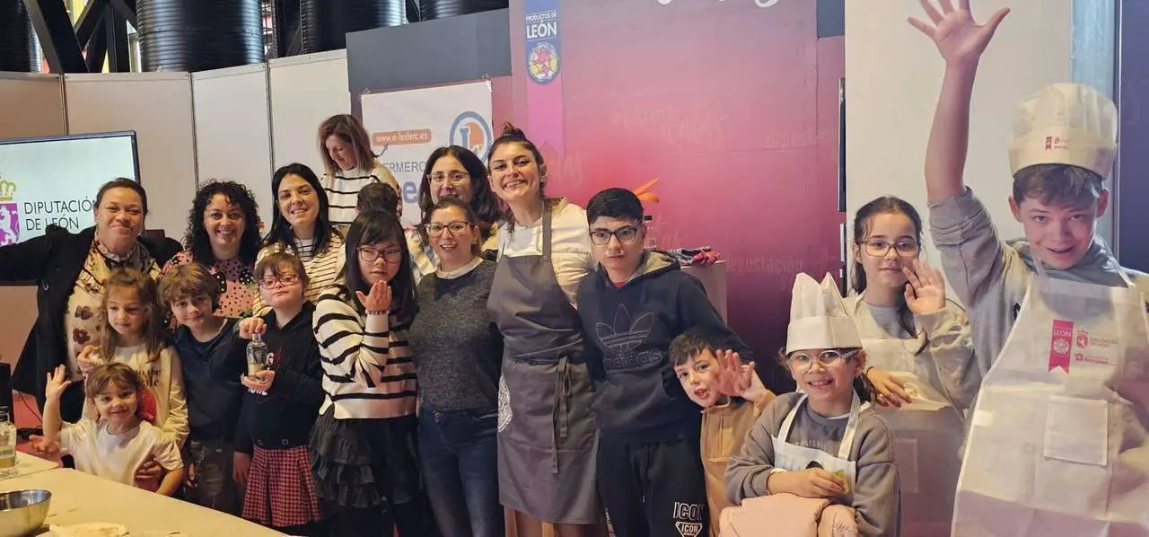 Segunda sesi&oacute;n del taller &ldquo;&iexcl;Yo tambi&eacute;n cocino!&rdquo; de Eva Mill&aacute;n junto a un grupo de ni&ntilde;os y j&oacute;venes del centro K&ouml;a Le&oacute;n. Le&oacute;n 24 horas.