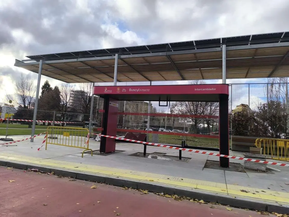 Vista general del Intercambiador Reyes Leoneses, con las marquesinas de Buscyl instaladas pero a&uacute;n vallado. Le&oacute;n 24 horas.