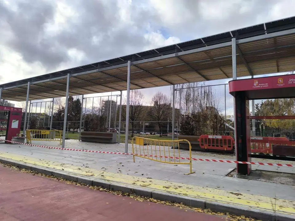 Vista general del Intercambiador Reyes Leoneses, con las marquesinas de Buscyl instaladas pero a&uacute;n vallado. Le&oacute;n 24 horas.