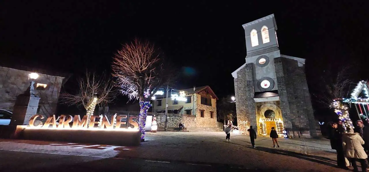 Ambiente navide&ntilde;o en C&aacute;rmenes durante el encendido de luces y la inauguraci&oacute;n del Bel&eacute;n de Playmobil.
Le&oacute;n 24 horas.