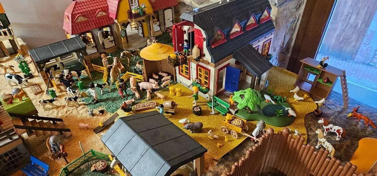 Ambiente navide&ntilde;o en C&aacute;rmenes durante el encendido de luces y la inauguraci&oacute;n del Bel&eacute;n de Playmobil. Le&oacute;n 24 horas.