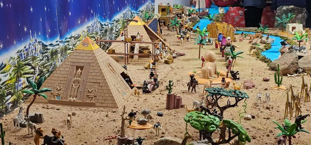 Ambiente navide&ntilde;o en C&aacute;rmenes durante el encendido de luces y la inauguraci&oacute;n del Bel&eacute;n de Playmobil. Le&oacute;n 24 horas.